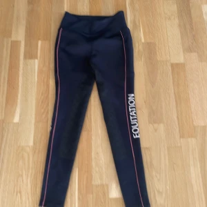 Ridbyxor - Säljer marinblå ridbyxor 