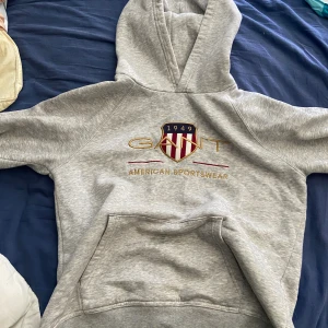 Gant hoodie - Stl 170/ 15  Men är mindre och sitter nog mer som en 158/164. Finns mindre fläckar därav priset.
