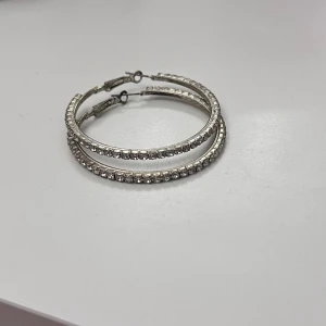 Örhängen - Silvriga örhängen med fina stenar!! Rengör alla smycken innan jag skickar dem!!