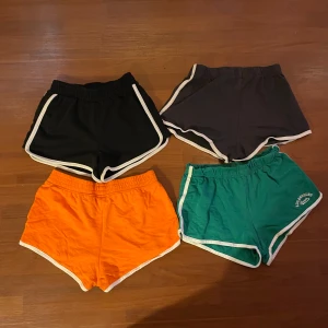 Sköna shorts som säljs styck vis och kostar 40 kr styck❤️💕 - Super sköna till sommar kvällar och skyr bra att styla med någon fin kofta eller linne❤️dom är i storlek s/xs