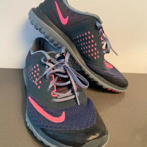 Nike womens fitsole lite run 2 back i strl 38 - Sparsamt använd och i fint begagnat skick.  Kommer från ett djur och rökfritt hem.