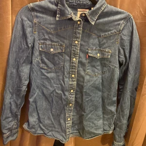 Jeansskjorta från levis - oanvänd jeansskjorta från levis. Skortan har inga tecken på användning eller slitage.