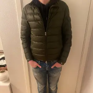 Säljer numera denna fräsha, bekväma och snygga äkta moncler jackan som är perfekt för våren för 3099 | Jackans storlek: 2-S | Modellen är 188cm & 75kg | Priset kan förhandlas | Äkthets bevis finns ✅| Hör av er vid minsta lilla fråga eller fundering🙌✅