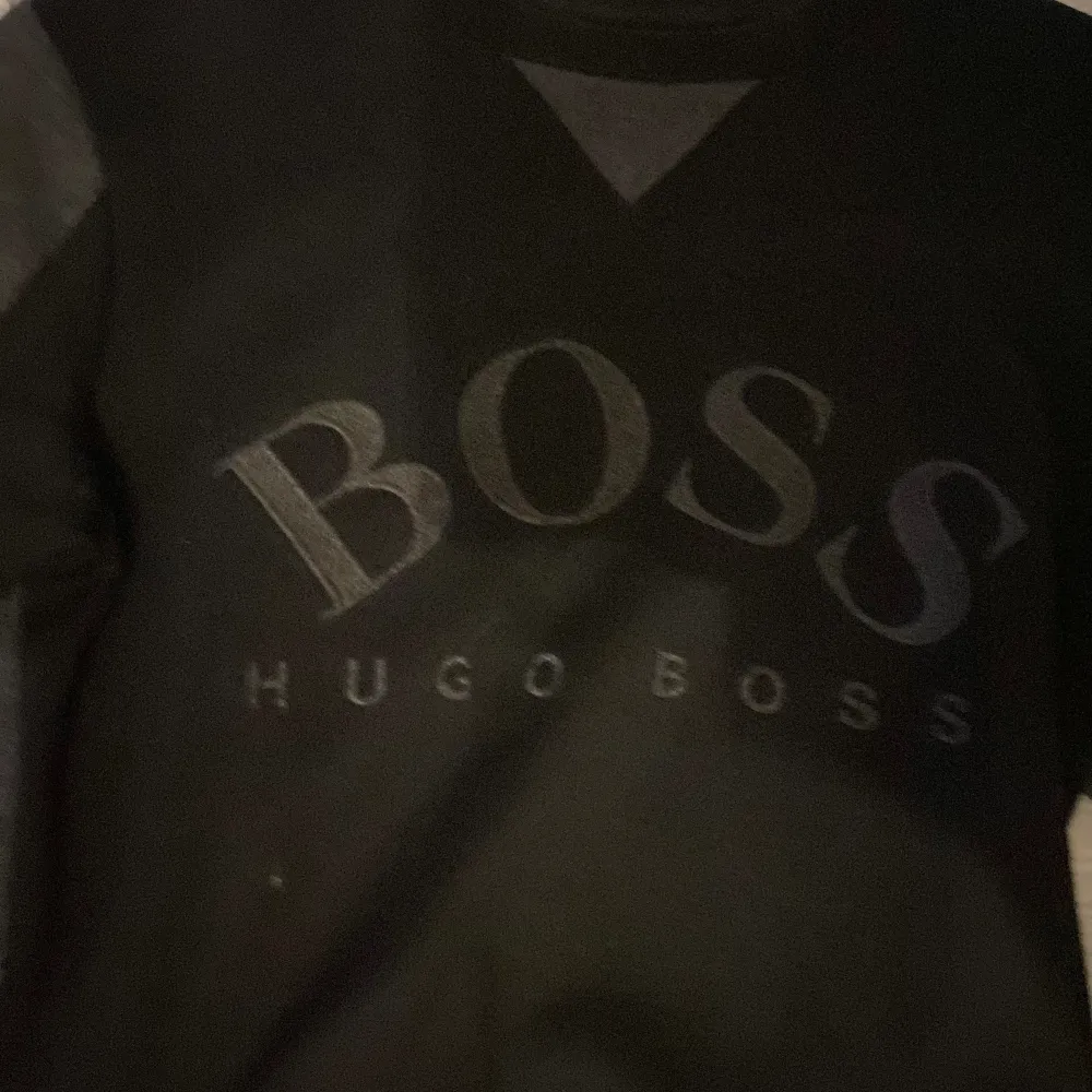 Hugo boss tröja säljs vidare pga att jag har ingen nytta med den. Inget fel på tröjan. Frågor det bara ställa:). Hoodies.