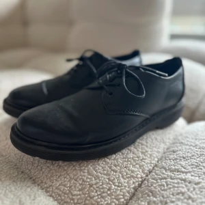 Klassiska snörskor  - Mycket fina klassiska snörskor, passar perfekt till vardags och festligheter. Använda fåtal gånger. 