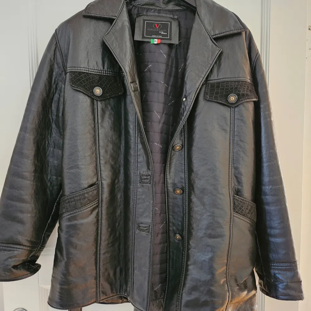 En snygg vintage läder jacka gjord av vincent & co alta moda och gjort i italien. Jackor.
