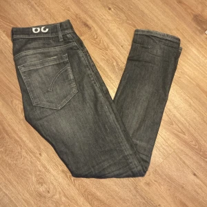 Dondup George  - Tja, säljer nu ett par riktigt sjysta dondups i storlek 29, men dem passar nästan 30! Dem är i ett otroligt bra skick och dem är köpta på United Fashion i Göteborg! Skriv om frågor och funderingar!👍