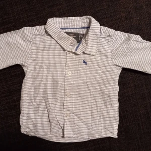 Rutig skjorta strl. 68 - Rutig skjorta i storlek 68 från Hm. I fint skick, inga hål eller missfärgningar.  Tvättad i parfymfritt tvättmedel och utan sköljmedel