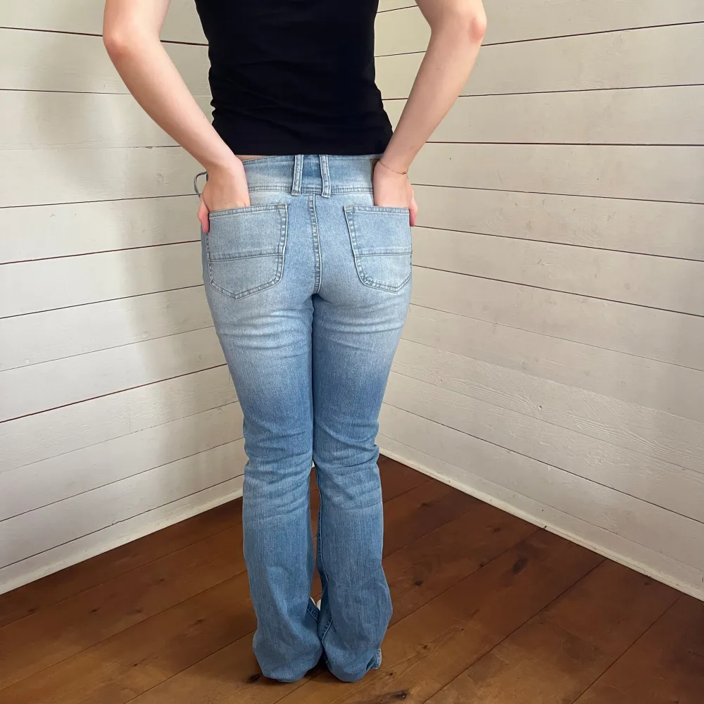 Jeans nr: 4  Midjemått(rätt över): 35 Innerbenslängd: 84 Modellen är: 168  Skriv om ni har några frågor💗//Perfectjeans . Jeans & Byxor.