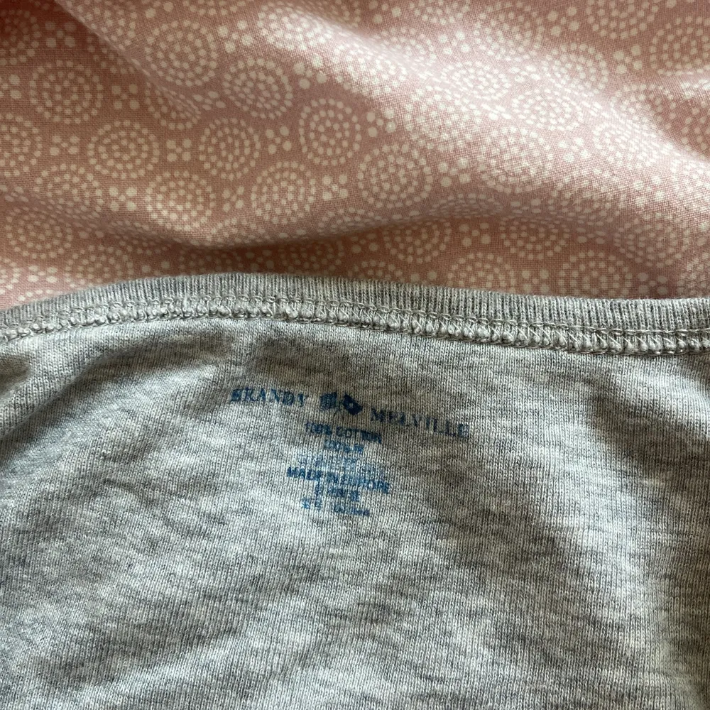 Topp/tröja från brandy Mellvine, använd ett fåtal gånger, bra skick. Säljer för att jag rensar ut🩷. T-shirts.