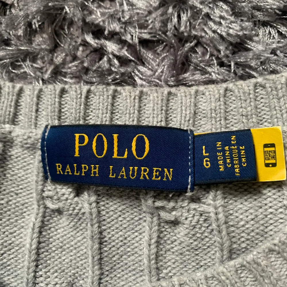 Hej! Säljer denna väldigt fina polo Ralph lauren cable-knit tröjan pga att jag sparar ihop till en moped. Väldigt fint skick (se bilder). Pris kan diskuteras vid snabb affär. Hör av er vid frågor! Mvh// Emil. Stickat.