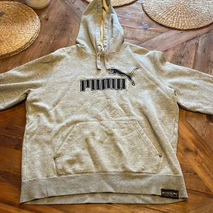Grå puma hoodie storlek L - Grå puma hoodie i bra skick, storlek L