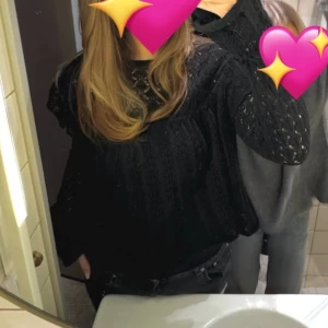 Virkad tröja - Så fin virkad tröja med volanger från zara, perfekt till fest och vardag💖💖 använd en gång och finns inte kvar på deras hemsida💖🌸 priset går att diskutera!!