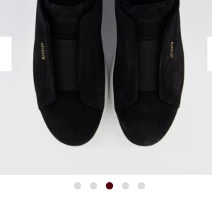 Axel arigato skor - Säljer axel arigato skor i väldigt bra skick då dom är för stora. Nypris 2600kr. Kom privat för bilder! Skokartången och kvitto finns även kvar!