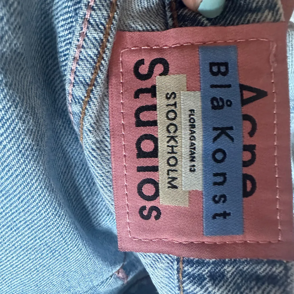 Superbekvämma snygga jeans från acne studios, med snygga slitna detaljer. Jeans & Byxor.