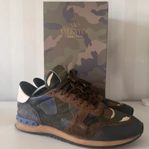 Valentino Rockrunners  - Valentino rockrunners storlek 44, Dem är i hyfsat skick, perfekta skor inför sommaren, dem är självklart äkta (kvitto finns) nypris 490€ ~ 5500kr! Första till kvarn som gäller. Skriv vid frågor eller fler bilder!