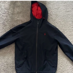 Ralph Lauren Windbreaker - Tja! Säljer nu min Polo Ralph lauren windbreaker jacka i storlek M. Skick 10/10 inga defekter, bara att skriva om du har några frågor!