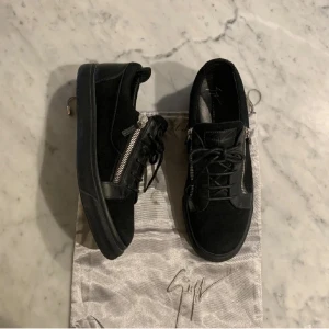 Giuseppe zanotti skor - Ett par riktigt feta mocka skor i väldigt bra skick. Ingen box ingår men dustbag igår.