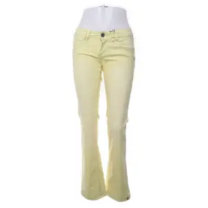 Skit snygga gula esprit jeans som tyvärr är för stora. Aldrig använda💞💞  Midjemått:76 Innerbenslängd:77
