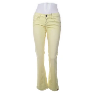 EDC by esprit jeans  - Skit snygga gula esprit jeans som tyvärr är för stora. Aldrig använda💞💞  Midjemått:76 Innerbenslängd:77