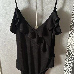 Topp - En body från Ginatricot i stl M med volanger 💞 