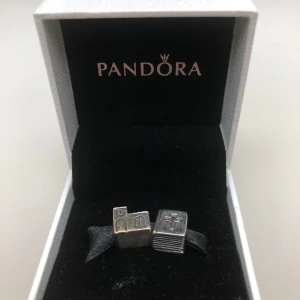Pandora berlocker - Två fina berlocker från Pandora!❤️ En bibel o en kyrka 