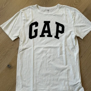 Najs tisha, ungdom  - Sparsamt använd vit t-shirt utan synliga fläckar. Storlek XXL fast i ungdomsstorlek, det vill säga XS i vanlig strl. 