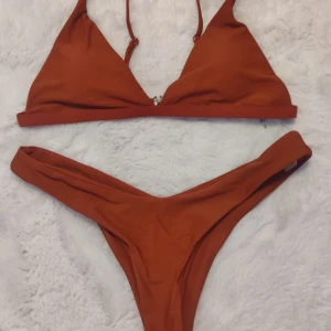 Enkel bikini - Brun/orange-ish färg. Oanvänd. Storlek liten XL men passar en kurvigare M/L.