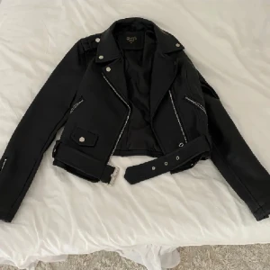 skinnjacka - Fin skinnjacka men använder den inte:) nypris-599kr