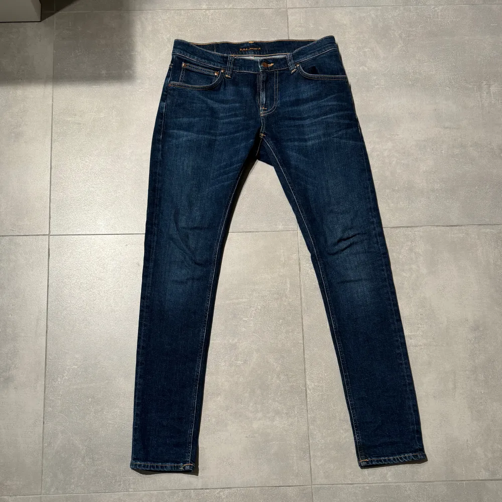Tjena!!! Säljer nu ett par schysta Nudie jeans i storleken 32/34. Modellen heter tight terry vilket är slim fit. Byxorna är i väldigt fint skick. Hör gärna av er vid frågor eller funderingar!. Jeans & Byxor.