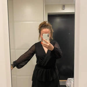 Volang klänning - Supersöt volang klänning från Gina! Storlek M Knappt använd!☀️