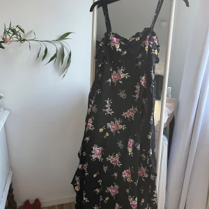 Somrig klänning - Klänning från bikbok som Inte säljs längre ❣️perfekt till midsommar💕har använt ett fåtal gånger 👍🏻✨hör av dig för mer information 👌👌