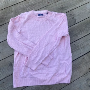 Ljusrosa Gant tröja i nyskick  - Säljer en fin ljusrosa tröja från Gant i nyskick. 