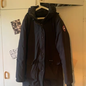 Canada Goose Trillium Parka - Äkta canada goose i storlek XL. Använt skick med många skavanker men annars är jackan perfekt. Upplever att den är mer som en L än XL. Den har skavanker vid armarna och är smutsig så behöver kemtvättas. 
