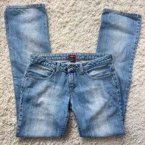 Lågmidjade Bootcut jeans  - Lågmidjade Bootcut jeans från Big star, innerbenslängd:80 midjemått:37. Köp sker via köp nu, jag postar inom 24h. Kvar tills markerad som såld 