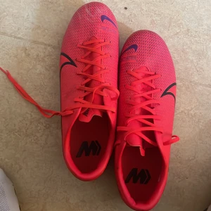 Nike fotbollsskor  - Nästan helt nya har haft dem några månader kan sänka priset om det behövs