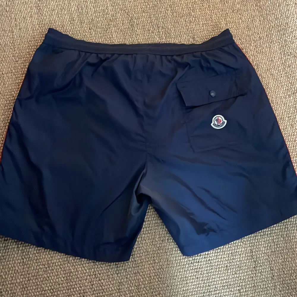 Säljer mina Moncler badbyxor i storlek 164 cm. Är i bra skick . Shorts.