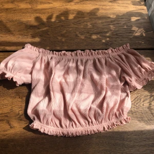 Off shoulder topp - Jätte fin ljus rosa topp💕 funkar också att ha utan off shoulder. Säljs för att den inte kommer till användning💗 knappt använd och inga skador på något sätt💕pris kan diskuteras. 