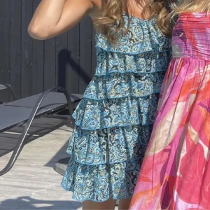 Volangklänning - Intressekoll på min jättefina volangklänning!! Säljer endast vid bra pris men kan diskuteras❤️(lånade bilder från förra ägaren!!)