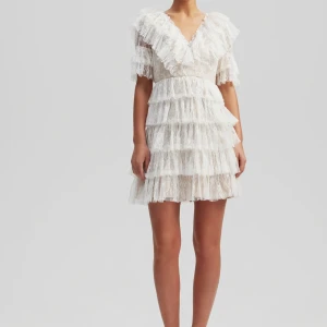 By Malina Klänning - Vit spetsklänning från By Malina i storlek xxs. Köpt inför studenten och använd en gång. Nypris:2800kr