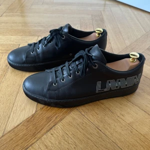 Svarta Lanvin i skinn, uk 11  - Svarta lanvin i skinn  Storlek 46 (något små i storlek)  Sparsamt använda. Normalt slitage. 