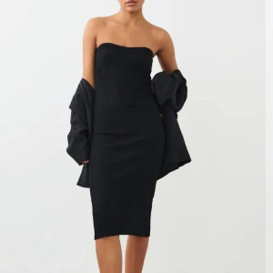 Stickad tubklänning  - Stickad tubklänning från Gina tricot. Den är använd väldigt fåtal gånger. Är i storlek S! Nypris 399kr. 