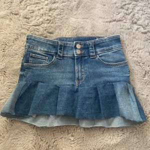 Jeanskjol - Säljer nu denna jeanskjol!! Supersnygg och unik. Storleken är xxs/158-164, men tror den passsr en xs också. Lite sne och inte helt perfekt som man ser på bilderna, men det är det som gör den så cool!