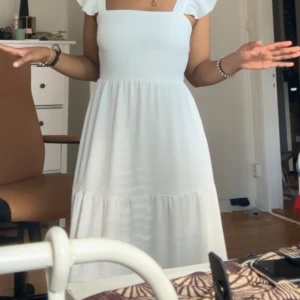 Klänning  - Har aldrig använt denna klänning och den här ända ner till fötterna 