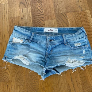 Hollister shorts  - Säljer mina jättefina hollister shorts i storlek w25. Knappast använda och i superbra skicka💞