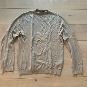 Stickad tröja  - Tunn stickad tröja i strl M, endast använd 1 gång 