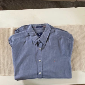 Fin skjorta  - Fin skjorta, lite missfärgad vid kragen, borde gå att tvätta bort 