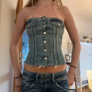 Populär jeans tubtopp från Zara - Väldigt trendig och populär zara jeans tubtopp med snygg passform