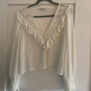 Blus från zara  - Väldigt gullig blus från zara! Nästan aldrig använd i väldigt bra skick! Storlek XL men sitter som en M/L varav väldigt liten i storleken. 