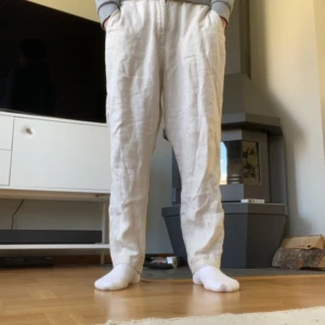 Zara linnen byxor - Säljer nu denna sjukt snygga linnen byxorna från Zara som är perfekta inför sommaren! Materialet är 100% linnen. Byxorna passar på dig som är runt 175-185. Skriv vid frågor eller funderingar!